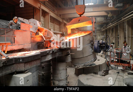Waren, Allemagne. Le 08 mai, 2019. Dans la fonderie de Mecklenburger Metallguss GmbH MMG, 165 tonnes d'aluminium bronze avec une température d'environ 1 170 degrés sont exprimés en un énorme moule pour une hélice de bateau. L'hélice d'un grand cargo container coréen sera plus tard ont un diamètre de 10,40 mètres et pèse 117 tonnes. Moins d'un an après son passage à l'indépendance, la MMG se voit s'accélère à nouveau. Crédit : Bernd Wüstneck/dpa/Alamy Live News Banque D'Images