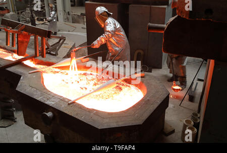 Waren, Allemagne. Le 08 mai, 2019. Dans la fonderie de Mecklenburger Metallguss GmbH MMG, 165 tonnes d'aluminium bronze avec une température d'environ 1 170 degrés sont exprimés en un énorme moule pour une hélice de bateau. L'hélice d'un grand cargo container coréen sera plus tard ont un diamètre de 10,40 mètres et pèse 117 tonnes. Moins d'un an après son passage à l'indépendance, la MMG se voit s'accélère à nouveau. Crédit : Bernd Wüstneck/dpa/Alamy Live News Banque D'Images