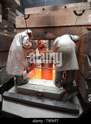 Waren, Allemagne. Le 08 mai, 2019. Dans la fonderie de Mecklenburger Metallguss GmbH MMG, 165 tonnes d'aluminium bronze avec une température d'environ 1 170 degrés sont exprimés en un énorme moule pour une hélice de bateau. L'hélice d'un grand cargo container coréen sera plus tard ont un diamètre de 10,40 mètres et pèse 117 tonnes. Moins d'un an après son passage à l'indépendance, la MMG se voit s'accélère à nouveau. Crédit : Bernd Wüstneck/dpa/Alamy Live News Banque D'Images