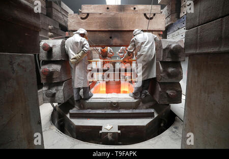 Waren, Allemagne. Le 08 mai, 2019. Dans la fonderie de Mecklenburger Metallguss GmbH MMG, 165 tonnes d'aluminium bronze avec une température d'environ 1 170 degrés sont exprimés en un énorme moule pour une hélice de bateau. L'hélice d'un grand cargo container coréen sera plus tard ont un diamètre de 10,40 mètres et pèse 117 tonnes. Moins d'un an après son passage à l'indépendance, la MMG se voit s'accélère à nouveau. Crédit : Bernd Wüstneck/dpa/Alamy Live News Banque D'Images