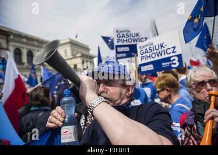 Varsovie, Mazowieckie, Pologne. 18 mai, 2019. Un homme dans la foule vu soufflant une trompette au cours de la marche.Le ''mars Pologne en Europe'' (Polska w Europie), a été organisée par la Coalition Européenne (Koalicja Europejska) une alliance de partis politiques. La marche a été dirigé par les chefs des partis de l'opposition et le président du Conseil européen, Donald Tusk. Officieusement, la Marche pour l'Europe a réuni environ 45 000 personnes. Credit : Attila Husejnow SOPA/Images/ZUMA/Alamy Fil Live News Banque D'Images