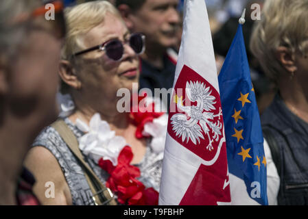 Varsovie, Mazowieckie, Pologne. 18 mai, 2019. Vu avec les gens et de l'UE au cours de la marche des drapeaux polonais.La ''mars Pologne en Europe'' (Polska w Europie), a été organisée par la Coalition Européenne (Koalicja Europejska) une alliance de partis politiques. La marche a été dirigé par les chefs des partis de l'opposition et le président du Conseil européen, Donald Tusk. Officieusement, la Marche pour l'Europe a réuni environ 45 000 personnes. Credit : Attila Husejnow SOPA/Images/ZUMA/Alamy Fil Live News Banque D'Images