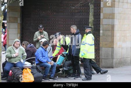 Manchester, UK, 18 mai 2019. Les agents de police patrouillent la ville de perturber un éventail d'activités criminelles et à la pauvreté pour voir clair autour de la zone nord de la ville de sans-abri sont clairement exposées à des activités criminelles. Les jardins de Piccadilly, Manchester. Crédit : Barbara Cook/Alamy Live News Banque D'Images