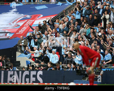 Heurelho Gomes , le gardien de Watford est découragée que Manchester City fans célébrer. L'Unis finale de la FA Cup, Manchester City v Watford au stade de Wembley à Londres le samedi 18 mai 2019. Cette image ne peut être utilisé qu'à des fins rédactionnelles. Usage éditorial uniquement, licence requise pour un usage commercial. Aucune utilisation de pari, de jeux ou d'un seul club/ligue/dvd publications pic par Andrew Andrew/Verger Verger la photographie de sport/Alamy live news Banque D'Images