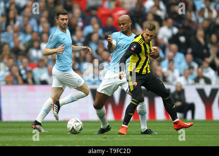 Londres, Royaume-Uni. 18 mai, 2019. Vincent Kompany de Manchester City et Gerard Deulofeu de Watford durant la finale de la FA Cup match entre Manchester City et Watford à l'Etihad Stadium le 18 mai 2019 à Manchester, en Angleterre. Credit : PHC Images/Alamy Live News Banque D'Images