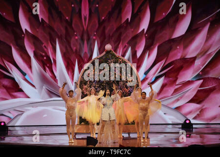 Tel Aviv, Israël. 18 mai, 2019. Katerine Duska de Grèce effectue dans la finale de l'Eurovision (ESC) en 2019. Credit : Ilia Efimovitch/dpa/Alamy Live News Banque D'Images
