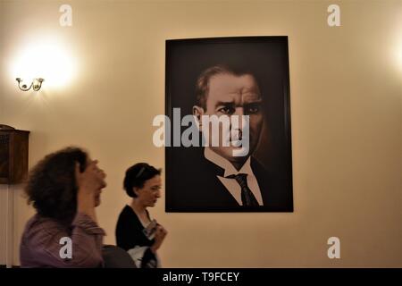 Ankara, Turquie. 18 mai, 2019. Les visiteurs passent devant un portrait de Mustafa Kemal Atatürk, fondateur de la Turquie moderne, le président, au Musée de la République à l'assemblée annuelle de l'événement Nuit des musées dans le cadre de la Journée internationale des musées. Altan Crédit : Gochre/ZUMA/Alamy Fil Live News Banque D'Images