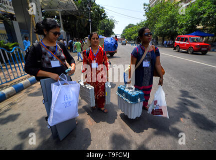 Kolkata, Bengale occidental, Inde. 18 mai, 2019. Les membres du personnel électoral sont vu porter leurs machines de vote électroniques (EVM) et piste de vérification papier vérifiable par l'électeur (VVPAT) machines avant la septième et dernière phase des élections générales à Kolkata. Credit : Avishek Das/SOPA Images/ZUMA/Alamy Fil Live News Banque D'Images