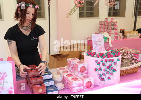 Agros, Chypre. 18 mai, 2019. Un membre du personnel affiche rose produits lors de l'Agros Agros en Rose Festival, Chypre, le 18 mai 2019. L'Agros Rose Festival a lieu ici le 11 mai à 12 et 18 mai à 19 ans, attirant des milliers de visiteurs. Credit : Zhang Baoping/Xinhua/Alamy Live News Banque D'Images