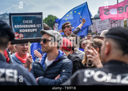 Vienne, Autriche. 18 mai, 2019. Les gens se rassemblent en face de Ballhausplatz à appeler à une élection éclair à Vienne, Autriche, le 18 mai 2019. Président fédéral autrichien Alexander Van der Bellen approuvée le samedi la proposition de tenir des élections anticipées après l'extrême droite le vice-chancelier a démissionné en raison d'une présumée corruption video et efficacement conduit à l'effondrement du gouvernement de coalition. Credit : Guo Chen/Xinhua/Alamy Live News Banque D'Images