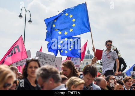 Vienne, Autriche. 18 mai, 2019. Les gens se rassemblent en face de Ballhausplatz à appeler à une élection éclair à Vienne, Autriche, le 18 mai 2019. Président fédéral autrichien Alexander Van der Bellen approuvée le samedi la proposition de tenir des élections anticipées après l'extrême droite le vice-chancelier a démissionné en raison d'une présumée corruption video et efficacement conduit à l'effondrement du gouvernement de coalition. Credit : Guo Chen/Xinhua/Alamy Live News Banque D'Images