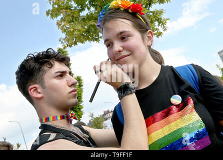 Cracovie, Pologne. 18 mai, 2019. Les personnes sont considérées au cours de la Marche pour l'égalité dans la région de Cracovie. Les personnes LGBT et leurs partisans à pied à travers les rues de Cracovie à célébrer la diversité et la tolérance et d'exprimer leur opposition à la discrimination et l'exclusion. La marche a été rencontré au centre ville par les manifestants LGBT de l'extrême droite. Credit : Damian Klamka SOPA/Images/ZUMA/Alamy Fil Live News Banque D'Images