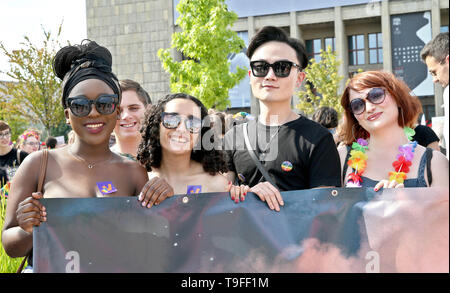 Cracovie, Pologne. 18 mai, 2019. Les personnes sont considérées au cours de la Marche pour l'égalité dans la région de Cracovie. Les personnes LGBT et leurs partisans à pied à travers les rues de Cracovie à célébrer la diversité et la tolérance et d'exprimer leur opposition à la discrimination et l'exclusion. La marche a été rencontré au centre ville par les manifestants LGBT de l'extrême droite. Credit : Damian Klamka SOPA/Images/ZUMA/Alamy Fil Live News Banque D'Images