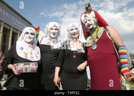 Cracovie, Pologne. 18 mai, 2019. Les personnes sont considérées au cours de la Marche pour l'égalité dans la région de Cracovie. Les personnes LGBT et leurs partisans à pied à travers les rues de Cracovie à célébrer la diversité et la tolérance et d'exprimer leur opposition à la discrimination et l'exclusion. La marche a été rencontré au centre ville par les manifestants LGBT de l'extrême droite. Credit : Damian Klamka SOPA/Images/ZUMA/Alamy Fil Live News Banque D'Images