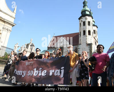 Cracovie, Pologne. 18 mai, 2019. Les personnes sont considérées au cours de la Marche pour l'égalité dans la région de Cracovie. Les personnes LGBT et leurs partisans à pied à travers les rues de Cracovie à célébrer la diversité et la tolérance et d'exprimer leur opposition à la discrimination et l'exclusion. La marche a été rencontré au centre ville par les manifestants LGBT de l'extrême droite. Credit : Damian Klamka SOPA/Images/ZUMA/Alamy Fil Live News Banque D'Images