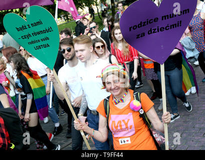 Cracovie, Pologne. 18 mai, 2019. Les personnes sont considérées au cours de la Marche pour l'égalité dans la région de Cracovie. Les personnes LGBT et leurs partisans à pied à travers les rues de Cracovie à célébrer la diversité et la tolérance et d'exprimer leur opposition à la discrimination et l'exclusion. La marche a été rencontré au centre ville par les manifestants LGBT de l'extrême droite. Credit : Damian Klamka SOPA/Images/ZUMA/Alamy Fil Live News Banque D'Images