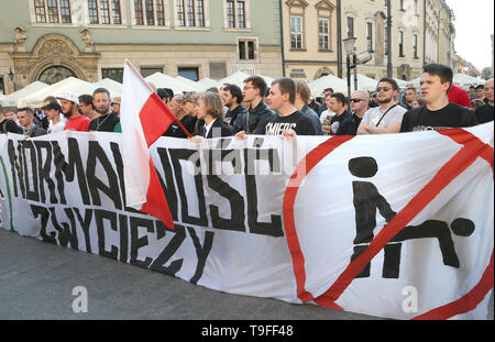 Cracovie, Pologne. 18 mai, 2019. Les membres des organisations d'extrême droite et conservateur protester contre la marche pour l'égalité à la place principale de Cracovie. Les personnes LGBT et leurs partisans à pied à travers les rues de Cracovie à célébrer la diversité et la tolérance et d'exprimer leur opposition à la discrimination et l'exclusion. La marche a été rencontré au centre ville par les manifestants LGBT de l'extrême droite. Credit : Damian Klamka SOPA/Images/ZUMA/Alamy Fil Live News Banque D'Images