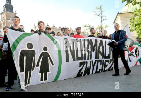 Cracovie, Pologne. 18 mai, 2019. Les membres des organisations d'extrême droite et conservateur protester contre la marche pour l'égalité à la place principale de Cracovie. Les personnes LGBT et leurs partisans à pied à travers les rues de Cracovie à célébrer la diversité et la tolérance et d'exprimer leur opposition à la discrimination et l'exclusion. La marche a été rencontré au centre ville par les manifestants LGBT de l'extrême droite. Credit : Damian Klamka SOPA/Images/ZUMA/Alamy Fil Live News Banque D'Images