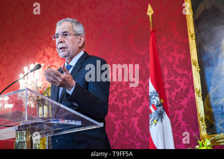 Vienne, Autriche. 18 mai, 2019. Le Président Autrichien Alexander Van der Bellen parle lors d'une conférence de presse à Vienne, Autriche, le 18 mai 2019. Le Président Autrichien Alexander Van der Bellen approuvée le samedi la proposition de tenir des élections anticipées après l'extrême droite le vice-chancelier a démissionné en raison d'une présumée corruption video et efficacement conduit à l'effondrement du gouvernement de coalition. Credit : Guo Chen/Xinhua/Alamy Live News Banque D'Images