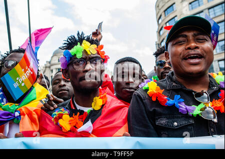 Bruxelles, Brabant du Nord, en Belgique. 18 mai, 2019. Un homme noir est vu portant des fleurs arc-en-ciel au-dessus de sa tête pendant l'événement.La 24e Belgian Pride Parade a eu lieu à Bruxelles et il a débuté à 13:45 pm de la fierté Village sur le Mont des Arts, et il a été dirigé par CesÃ¡r Sampson, un chanteur de l'année dernière à l'Eurovision. Le thème de la fierté belge 2019 est 'Tous pour un'. Plus de 100 000 personnes ont assisté à l'événement et les parties autour du centre de la ville. Credit : Ana Fernandez/SOPA Images/ZUMA/Alamy Fil Live News Banque D'Images