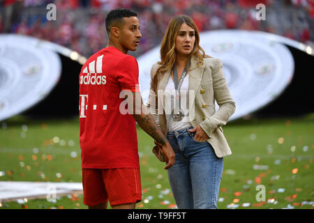 Thiago ALCANTARA (FCB) avec son épouse Julia Football VIGAS 1. Bundesliga, 34.journée, journée34, champion allemand, le Bayern de Munich (M) - l'Eintracht Francfort (F) 5-1, le 18.05.2019 dans Muenchen ALLIANZARENA, DFL RÈGLEMENT INTERDIT TOUTE UTILISATION DES PHOTOGRAPHIES COMME DES SÉQUENCES D'IMAGES ET/OU QUASI VIDÉO. Dans le monde d'utilisation | Banque D'Images