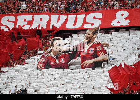 Munich, Allemagne. 18 mai, 2019. Chorégraphie de ventilateur en l'honneur de Franck Ribéry (FC Bayern Munich) et Arjen Robben (FC Bayern Munich), dans le bloc ventilateur Bayern. 1. Bundesliga, 34.journée, journée34, champion allemand, le Bayern de Munich (M) - l'Eintracht Francfort (F) 5-1, le 18/05/2019 à Muenchen ALLIANZARENA, DFL RÈGLEMENT INTERDIT TOUTE UTILISATION DE PHOTOGRAPHIE COMME DES SÉQUENCES D'IMAGES ET/OU QUASI VIDÉO. Utilisation dans le monde entier | Credit : dpa/Alamy Live News Banque D'Images