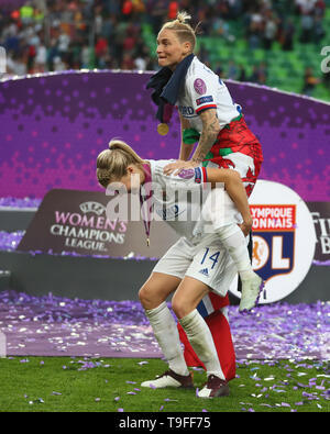 Budapest, Hongrie. 18 mai, 2019. Ada Hegerberg de l'Olympique Lyonnais et de l'Olympique Lyonnais Fishlock Jessica célébrer au cours de l'UEFA Women's Champions League entre l'Olympique Lyonnais et le FC Barcelone Femmes à Groupama Arena le 18 mai 2019 à Budapest, Hongrie : Crédit photo Action Sport/Alamy Live News Banque D'Images