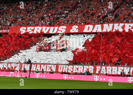 Munich, Allemagne. 18 mai, 2019. Chorégraphie de ventilateur en l'honneur de Franck Ribéry (FC Bayern Munich) et Arjen Robben (FC Bayern Munich), dans le bloc ventilateur Bayern. 1. Bundesliga, 34.journée, journée34, champion allemand, le Bayern de Munich (M) - l'Eintracht Francfort (F) 5-1, le 18/05/2019 à Muenchen ALLIANZARENA, DFL RÈGLEMENT INTERDIT TOUTE UTILISATION DE PHOTOGRAPHIE COMME DES SÉQUENCES D'IMAGES ET/OU QUASI VIDÉO. Utilisation dans le monde entier | Credit : dpa/Alamy Live News Banque D'Images