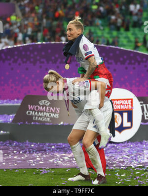 Budapest, Hongrie. 18 mai, 2019. Ada Hegerberg de l'Olympique Lyonnais et de l'Olympique Lyonnais Fishlock Jessica célébrer au cours de l'UEFA Women's Champions League entre l'Olympique Lyonnais et le FC Barcelone Femmes à Groupama Arena le 18 mai 2019 à Budapest, Hongrie : Crédit photo Action Sport/Alamy Live News Banque D'Images