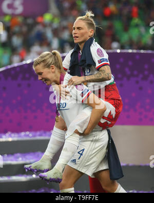 Budapest, Hongrie. 18 mai, 2019. Ada Hegerberg de l'Olympique Lyonnais et de l'Olympique Lyonnais Fishlock Jessica célébrer au cours de l'UEFA Women's Champions League entre l'Olympique Lyonnais et le FC Barcelone Femmes à Groupama Arena le 18 mai 2019 à Budapest, Hongrie : Crédit photo Action Sport/Alamy Live News Banque D'Images