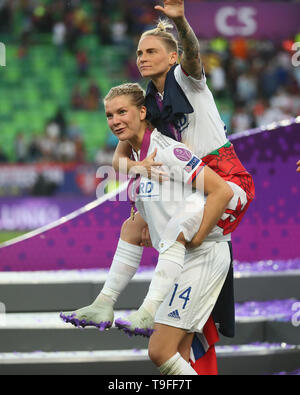 Budapest, Hongrie. 18 mai, 2019. Ada Hegerberg de l'Olympique Lyonnais et de l'Olympique Lyonnais Fishlock Jessica célébrer au cours de l'UEFA Women's Champions League entre l'Olympique Lyonnais et le FC Barcelone Femmes à Groupama Arena le 18 mai 2019 à Budapest, Hongrie : Crédit photo Action Sport/Alamy Live News Banque D'Images