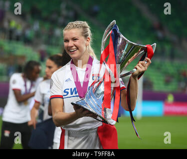 Budapest, Hongrie. 18 mai, 2019. Ada Hegerberg Lyonnaiswith Trophy de l'Olympique au cours de l'UEFA Women's Champions League entre l'Olympique Lyonnais et le FC Barcelone Femmes à Groupama Arena le 18 mai 2019 à Budapest, Hongrie : Crédit photo Action Sport/Alamy Live News Banque D'Images