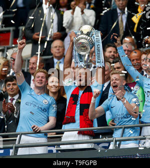 Londres, Royaume-Uni. 18 mai, 2019. Les joueurs de Manchester City célébrer après avoir remporté la finale de la FA Cup entre Manchester City et Watford au stade de Wembley à Londres, Angleterre le 18 mai 2019. Manchester City a gagné 6-0 et est devenue le premier hommes pour réaliser l'exploit de remporter la Premier League, FA Cup et de la Coupe du buffle dans la même saison. Credit : Matthew Impey/Xinhua/Alamy Live News Banque D'Images