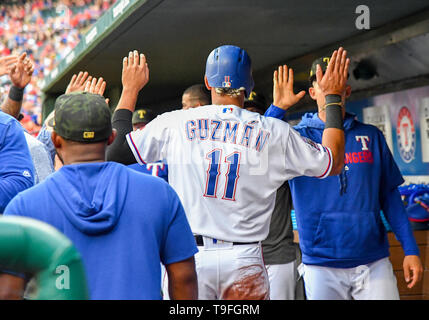 Arlington, États-Unis. 18 mai, 2019. Le joueur de premier but des Texas Rangers Ronald Guzman # 11 célèbre dans l'étang après avoir marqué sur un lit pendant un match entre la MLB interleague Cardinals de Saint-Louis et les Texas Rangers à Globe Life Park à Arlington, États-Unis. Louis défait Texas 8-2 Albert Pena/CSM/Alamy Live News Banque D'Images