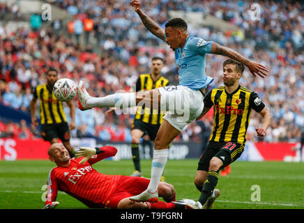 Londres, Royaume-Uni. 18 mai, 2019. Manchester City's Gabriel Jésus (avant) tire à marquer lors de la finale de la FA Cup anglaise entre Manchester City et Watford au stade de Wembley à Londres, Angleterre le 18 mai 2019. Manchester City a gagné 6-0 et est devenue le premier hommes pour réaliser l'exploit de remporter la Premier League, FA Cup et de la Coupe du buffle dans la même saison. Credit : Han Yan/Xinhua/Alamy Live News Banque D'Images