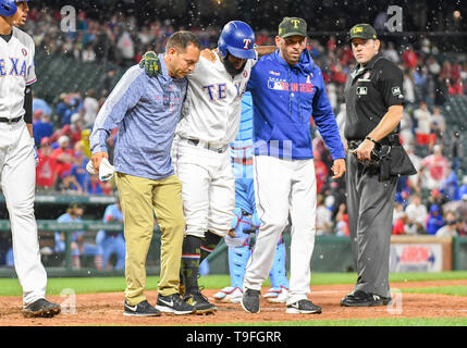 Arlington, États-Unis. 18 mai, 2019. Les Rangers du Texas batter Danny Santana # 38 est aidé hors du terrain après avoir été touché à la jambe par une hauteur en bas de neuvième manche lors d'un match entre l'interleague MLB Cardinals de Saint-Louis et les Texas Rangers à Globe Life Park à Arlington, États-Unis. Louis défait Texas 8-2 Albert Pena/CSM/Alamy Live News Banque D'Images