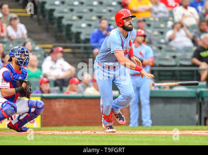 Arlington, États-Unis. 18 mai, 2019. Cardinals de Saint-Louis de troisième but Matt Carpenter # 13 hits un seul en haut de la première manche au cours d'un match entre l'interleague MLB Cardinals de Saint-Louis et les Texas Rangers à Globe Life Park à Arlington, États-Unis. Louis défait Texas 8-2 Albert Pena/CSM/Alamy Live News Banque D'Images