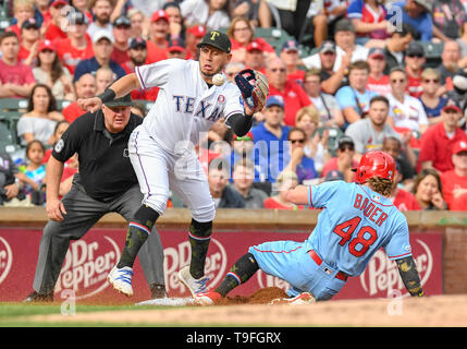 Arlington, États-Unis. 18 mai, 2019. Cardinals de Saint-Louis base runner Harrison Bader # 48 diapositives en toute sécurité à la troisième base sur une balle passée dans le haut de la troisième manche au cours d'un match entre l'interleague MLB Cardinals de Saint-Louis et les Texas Rangers à Globe Life Park à Arlington, États-Unis. Louis défait Texas 8-2 Albert Pena/CSM/Alamy Live News Banque D'Images