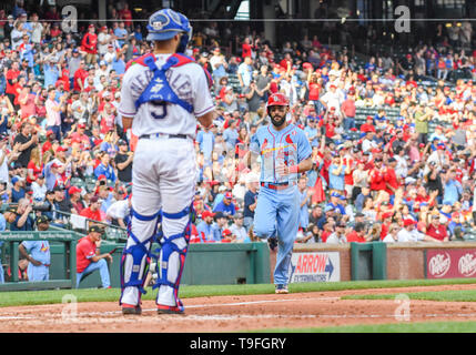 Arlington, États-Unis. 18 mai, 2019. Le joueur de premier but des Cardinals de Saint-Louis Matt Carpenter # 13 notes dans le haut de la quatrième manche au cours d'un match entre l'interleague MLB Cardinals de Saint-Louis et les Texas Rangers à Globe Life Park à Arlington, États-Unis. Louis défait Texas 8-2 Albert Pena/CSM/Alamy Live News Banque D'Images