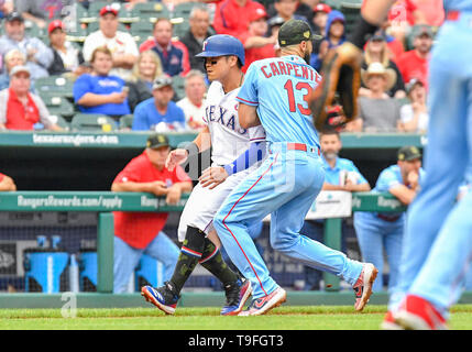 Arlington, États-Unis. 18 mai, 2019. Droit Texas Rangers fielder Shin-Soo Choo # 17 est pris dans une course vers le bas entre la troisième base et la plaque dans le bas de la première manche pour un pas au cours d'une entre le jeu MLB interleague Cardinals de Saint-Louis et les Texas Rangers à Globe Life Park à Arlington, États-Unis. Louis défait Texas 8-2 Albert Pena/CSM/Alamy Live News Banque D'Images