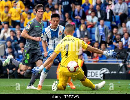 Barcelone, Espagne. 18 mai, 2019. L'Espanyol joueur chinois Wu Lei (C) les pousses et scores au cours de la dernière ronde ligue espagnole correspondance entre l'Espanyol et Real Sociedad en Espagne, à Barcelone, le 18 mai 2019. Espanyol a gagné 2-0 et est qualifié pour l'UEFA Europa League de la saison à venir. Credit : Joan Gosa/Xinhua/Alamy Live News Banque D'Images