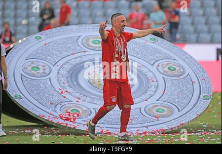 Munich, Allemagne. 18 mai, 2019. Le Bayern Munich Franck Ribery célèbre au cours de la cérémonie après un match de Bundesliga allemande entre FC Bayern Munich et de l'Eintracht Francfort à Munich, Allemagne, le 18 mai 2019. Le Bayern Munich a gagné 5-1 et a réclamé le 7ème titre de Bundesliga successifs. Crédit : Philippe Ruiz/Xinhua/Alamy Live News Banque D'Images