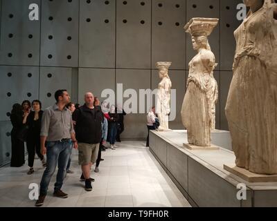 Athènes, Grèce. 18 mai, 2019. Les visiteurs ont vu dans le Musée de l'Acropole, à Athènes, Grèce, le 18 mai 2019. Le Musée de l'Acropole a célébré la Journée internationale des musées et Nuit européenne des musées le samedi. Crédit : Li Xiaopeng/Xinhua/Alamy Live News Banque D'Images