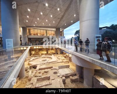 Athènes, Grèce. 18 mai, 2019. Les visiteurs ont vu dans le Musée de l'Acropole, à Athènes, Grèce, le 18 mai 2019. Le Musée de l'Acropole a célébré la Journée internationale des musées et Nuit européenne des musées le samedi. Crédit : Li Xiaopeng/Xinhua/Alamy Live News Banque D'Images