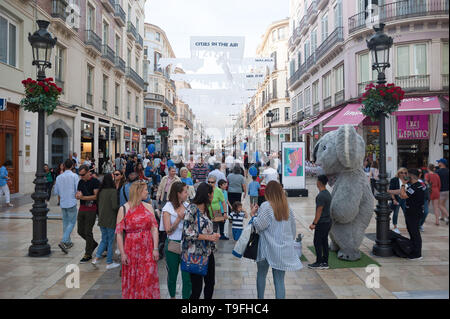 Malaga, Espagne. 19 mai, 2019. Les gens ont vu marcher sur la rue Calle Larios Pendant 'la nuit en blanc' 2019. Tous les mois de mai, Malaga célèbre une soirée culturelle avec plus de 200 activités dans le centre-ville telles que des spectacles, art de rue, des concerts et des visites libres dans tous les musées. Credit : SOPA/Alamy Images Limited Live News Banque D'Images