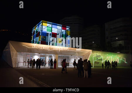 Malaga, Espagne. 19 mai, 2019. Le Centre Pompidou musée est vu décoré d'éclairage artistique pendant 'la nuit en blanc' 2019. Tous les mois de mai, Malaga célèbre une soirée culturelle avec plus de 200 activités dans le centre-ville telles que des spectacles, art de rue, des concerts et des visites libres dans tous les musées. Credit : Jésus Merida/SOPA Images/ZUMA/Alamy Fil Live News Banque D'Images