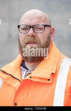 07 mai 2019, Basse-Saxe, Osnabrück : Daniel Groß, gestionnaire de projet de construction à la Deutsche Bahn (DB), est debout devant un nouveau pont section. Depuis janvier 2017, la Deutsche Bahn a travaillé sur le renouvellement d'un pont ferroviaire à Osnabrück, qui doit être achevé en octobre de cette année. Photo : Friso Gentsch/dpa Banque D'Images