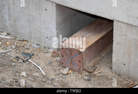 07 mai 2019, Basse-Saxe, Osnabrück : une poutre en acier est de servir comme d'une rampe pour l'adaptation d'un nouveau pont section. Depuis janvier 2017, la Deutsche Bahn a travaillé sur le renouvellement d'un pont ferroviaire à Osnabrück, qui doit être achevé en octobre de cette année. Photo : Friso Gentsch/dpa Banque D'Images