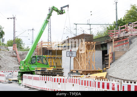 07 mai 2019, Basse-Saxe, Osnabrück : une grue est debout à un pont de chantier de construction. Depuis janvier 2017, la Deutsche Bahn a travaillé sur le renouvellement d'un pont ferroviaire à Osnabrück, qui doit être achevé en octobre de cette année. Photo : Friso Gentsch/dpa Banque D'Images