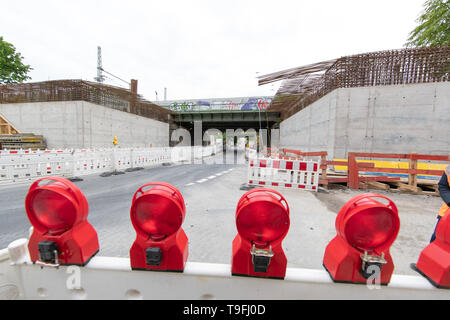 07 mai 2019, Basse-Saxe, Osnabrück : Vue d'un nouvel élément de pont en béton armé à l'arrière-plan (le vieux pont). Depuis janvier 2017, la Deutsche Bahn a travaillé sur le renouvellement d'un pont ferroviaire à Osnabrück, qui doit être achevé en octobre de cette année. Photo : Friso Gentsch/dpa Banque D'Images